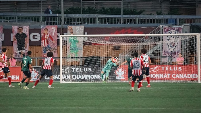 Un gardien de but de shot effectue un arrêt à bout portant dans un lucifer professionnel.