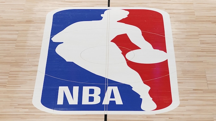 Un logo de la NBA au centre d'un terrain de basketball.