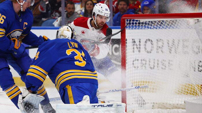 Un joueur de hockey déjoue un gardien.