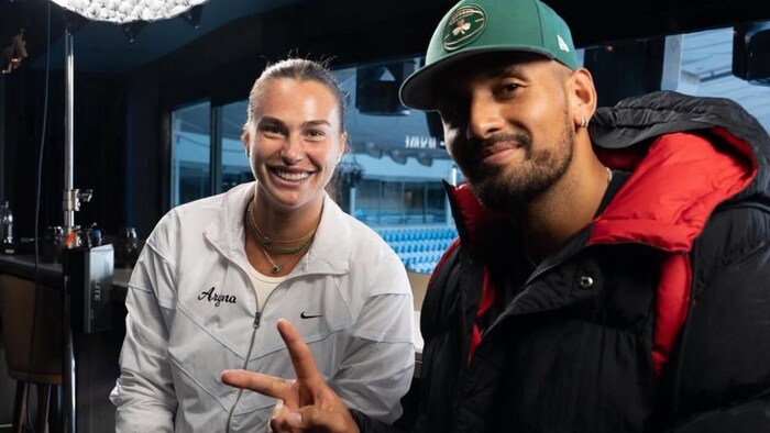 Les deux sont côte à côte et sourient.
