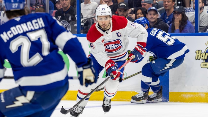 Un joueur de hockey avec la rondelle.
