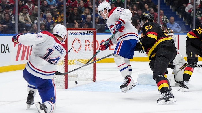 Un hockeyeur marque un but dans un angle restreint.