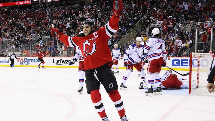 Un hockeyeur lève les bras au ciel.