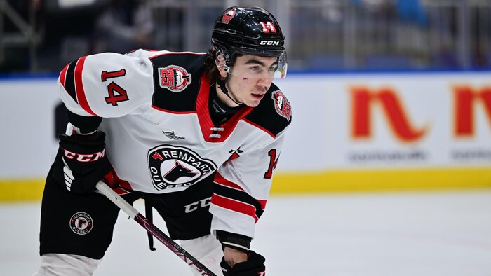 joueur de hockey en uniforme blanc qui se prépare pour le début du jeu