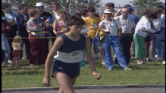 Jeune femme en camisole.