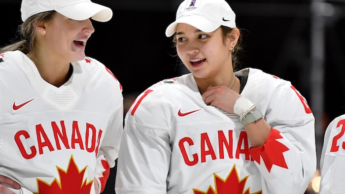 Une joueuse de hockey pose. 