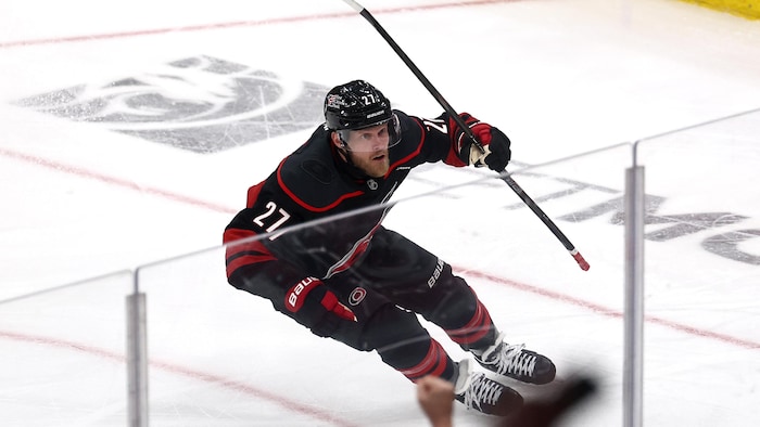 Un hockeyeur célèbre un but.