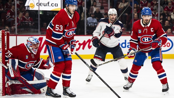 Un joueur de hockey devant son filet.