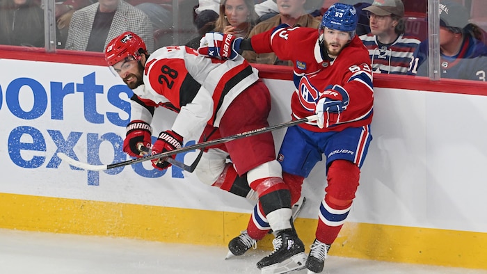 Deux joueurs se battent pour une rondelle.