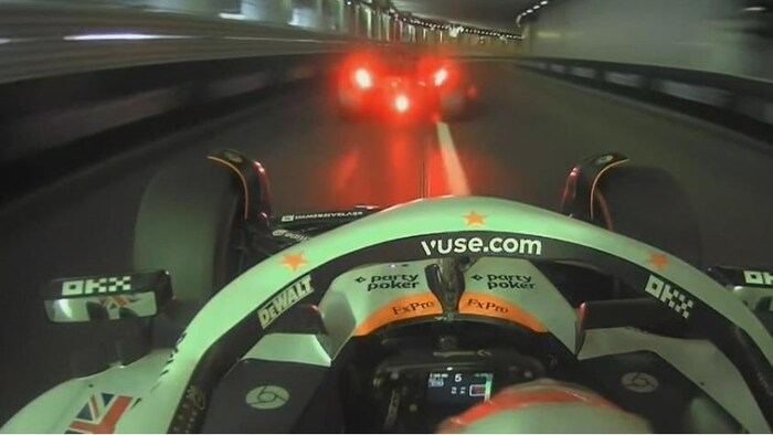 Dans un tunnel, une monoplace F1 freine devant une autre.