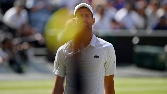 Un joueur de tennis en blanc