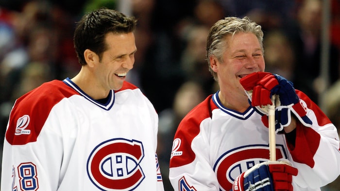 Deux anciens joueurs du Canadien sourient.