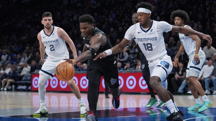 Olivier-Maxence Prosper, en blanc, lutte pour le ballon avec Anthony Edwards, en noir.