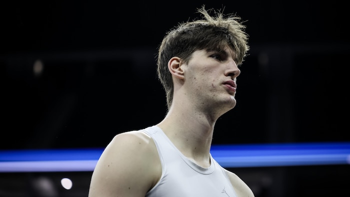 Gros plan sur le visage d'un basketteur, qui semble concentré.