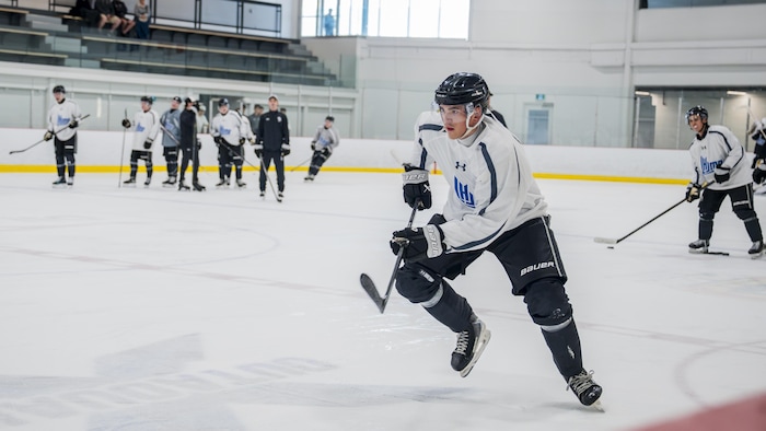 Un joueur de hockey attend une passe pendant un entraînement.