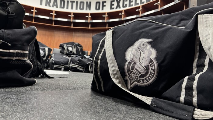 Les sacs de hockey des Olympiques de Gatineau sont dans un vestiaire en fin de saison.