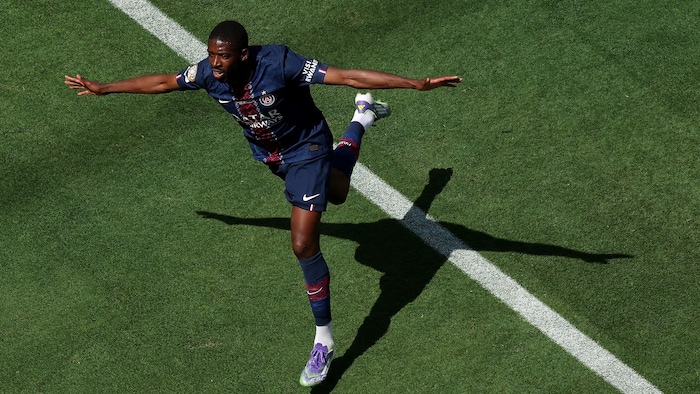 Un joueur de soccer célèbre un but.