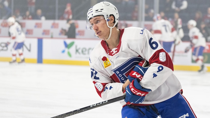 Un hockeyeur patine durant la période d'échauffement.
