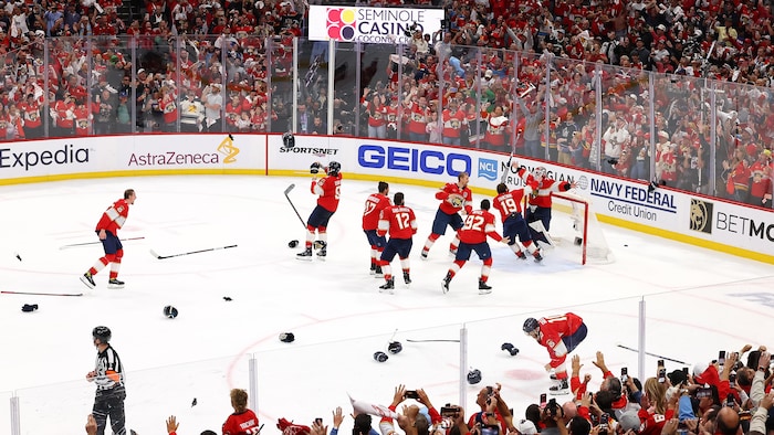 Des hockeyeurs célèbrent leur triomphe.