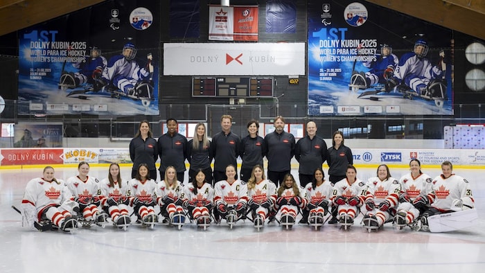 La photo officielle de l'équipe canadienne de parahockey féminin