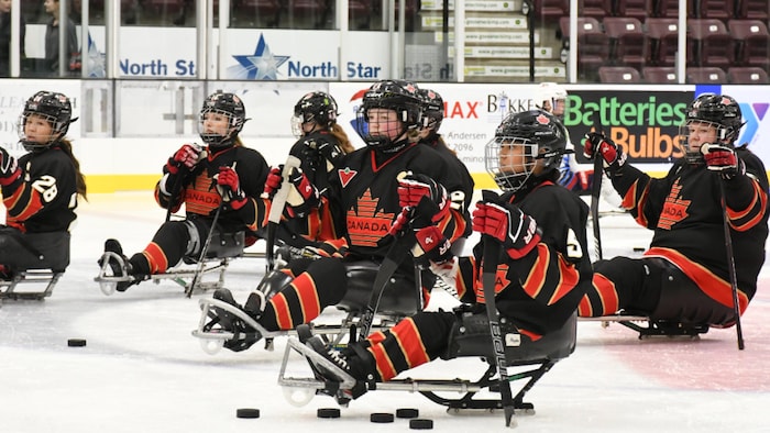 Les joueuses sur des luges assistent à un entraînement.