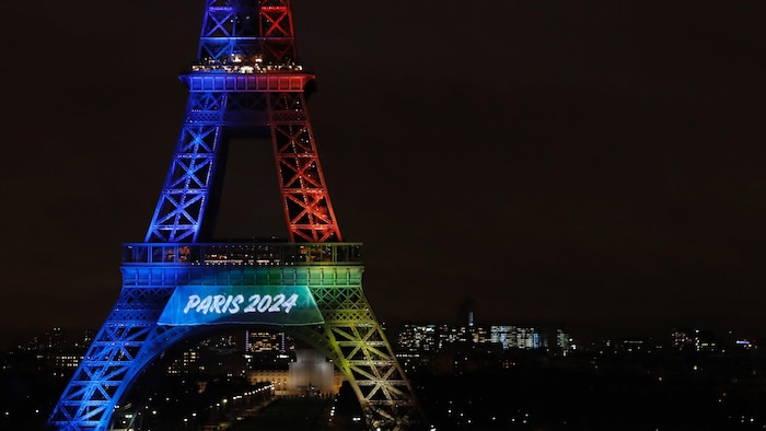 La tour Eiffel est illuminée aux couleurs du drapeau olympique en 2017.