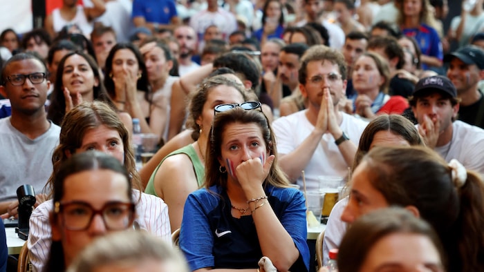Des gens regardent devant eux. 