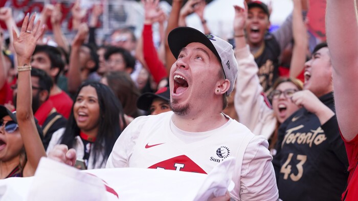 Des partisans s’emballent après un beau panier des Raptors.