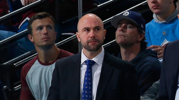 Pascal Vincent est derrière le banc des Jets de Winnipeg et regarde devant lui.