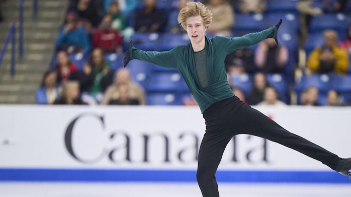 Un patineur artistique est en action.
