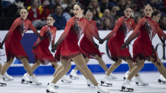 Des patineuses font une chorégraphie.