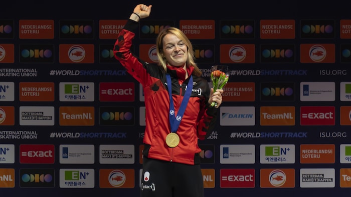 Kim Boutin célèbre sa médaille d'or sur le podium.