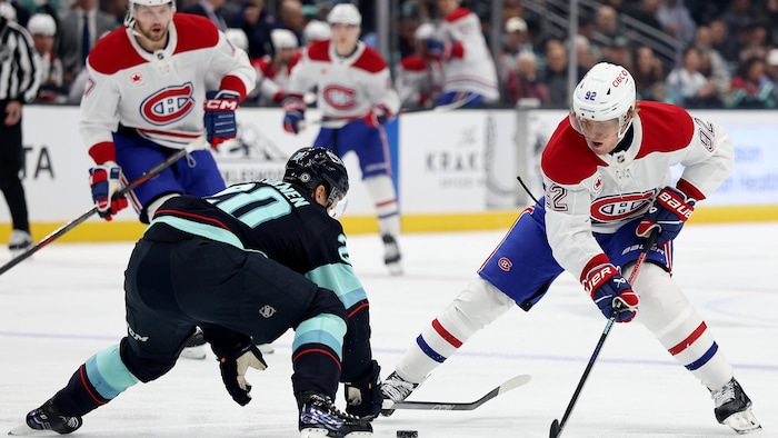 Un joueur de hockey devant un adversaire qu'il tente de déjouer. 
