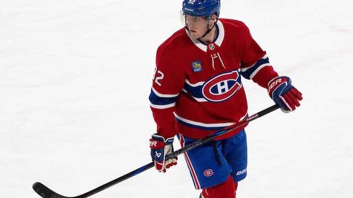 Un joueur en rouge s'échauffe avant un match. 