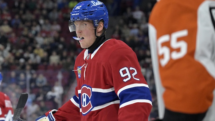 Il mâche son protège-dents lors d'un arrêt de jeu.