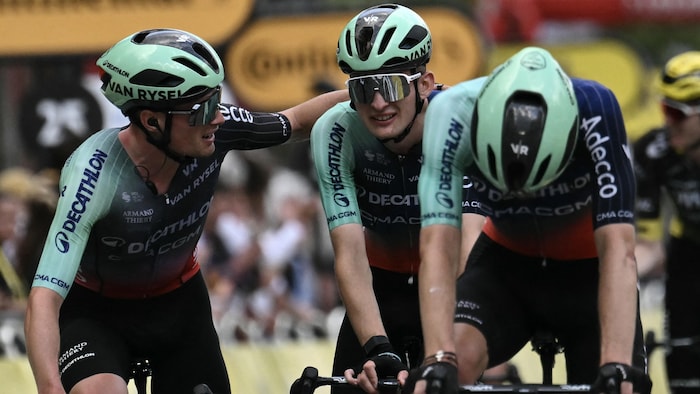 Des cyclistes d'une même équipe se félicitent.