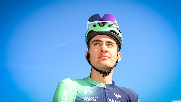 Gros plan sur son visage, avec son équipement de cycliste.