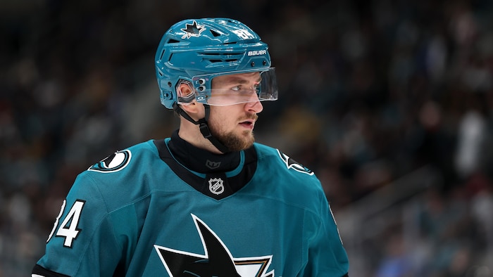 Un joueur de hockey debout sur la glace.