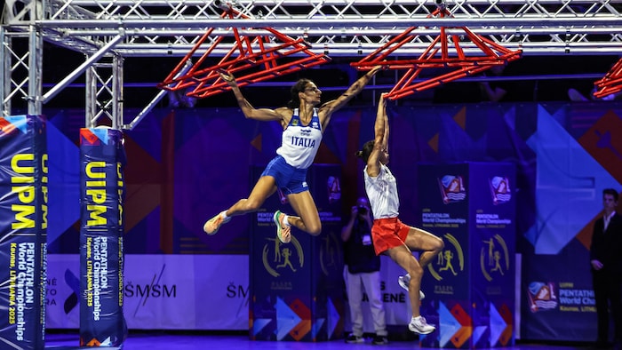 Elles se balancent sur une structure dans les airs.