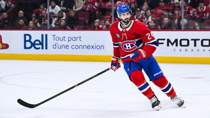 Un joueur de hockey patine.