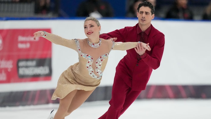 Ils font des pas sur la glace.