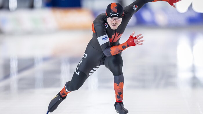 Un patineur de vitesse en action