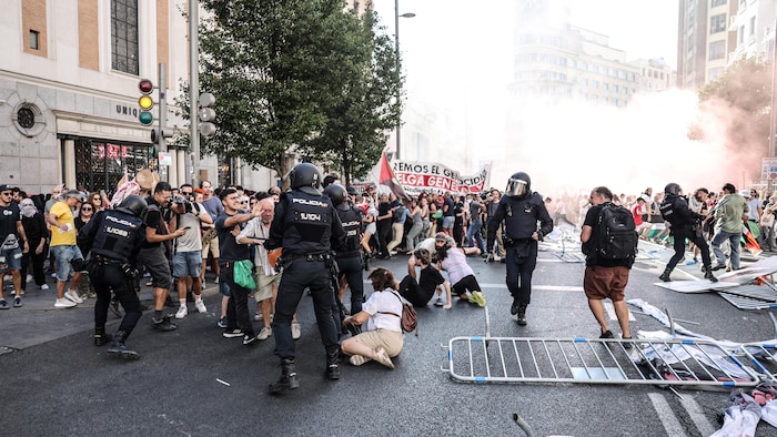 Tour of Spain: Protest Halts Final Stage - News Directory 3