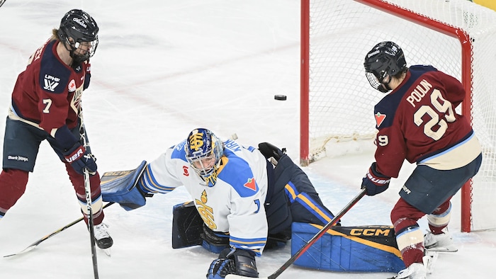 Marie-Philip Poulin et Laura Stacey s'activent autour du filet de Raygan Kirk.