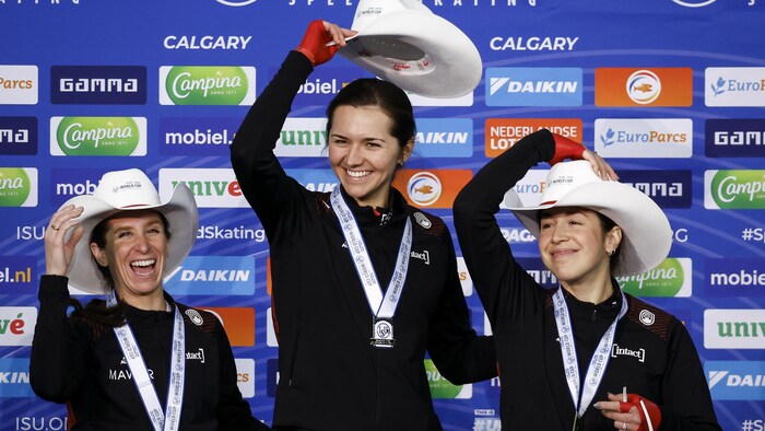 Les patineuses Ivanie Blondin, Isabelle Weidemann, Valerie Maltais célèbrent leur victoire.