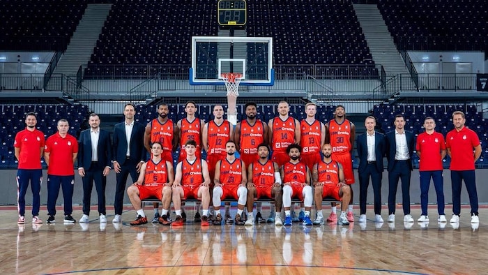 Une équipe de basketball pose pour une photo.