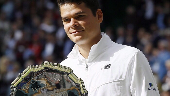 Milos Raonic pose avec son trophée du finaliste de Wimbledon en 2016