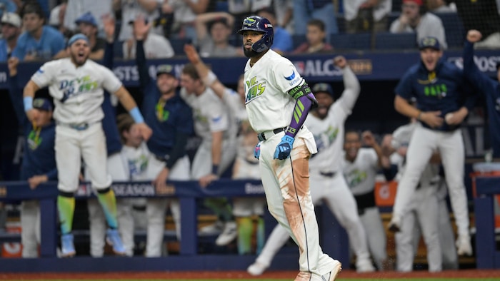 Des joueurs de baseball célèbrent un circuit d'un coéquipier.