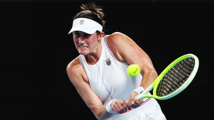 Une joueuse de tennis fait un revers pendant un lucifer  aux Internationaux d'Australie.