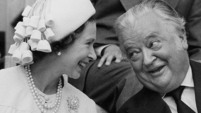 Ils parlent et sourient.